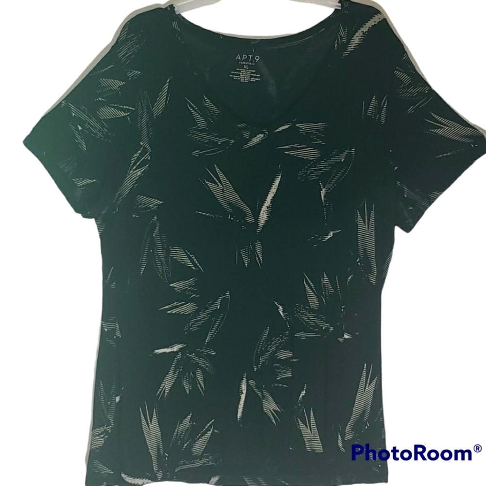 APT 9 women's size XL geometric print short sleeve pullover tee-shirt. 840 - Picture 4 of 4